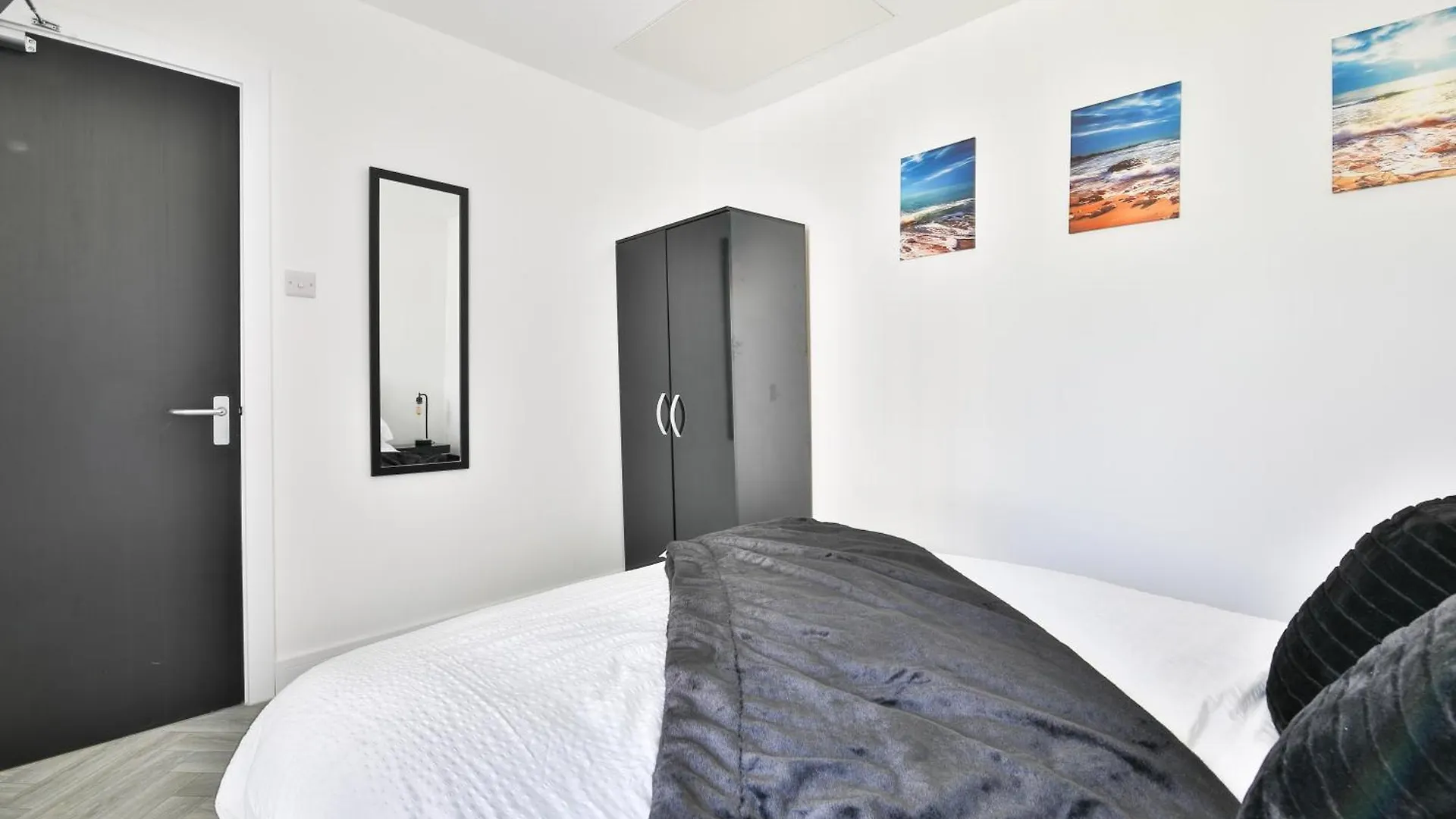 Hiks Accommodation Swansea 0*,